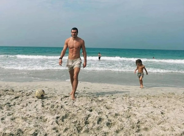 Vóc dáng khá chuẩn của Bale dù không thi đấu chuyên nghiệp được một năm.