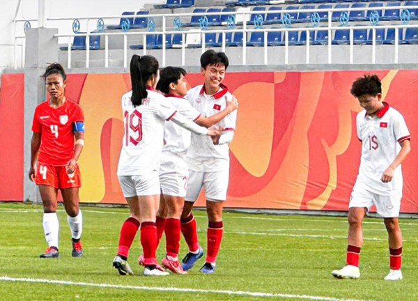 ĐT nữ Việt Nam ghi 2 bàn trong hiệp 1