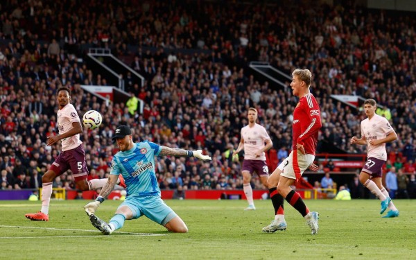Hojlund tỏa sáng trên sân Old Trafford.