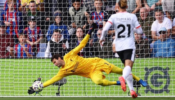 Alisson là người hùng của Liverpool