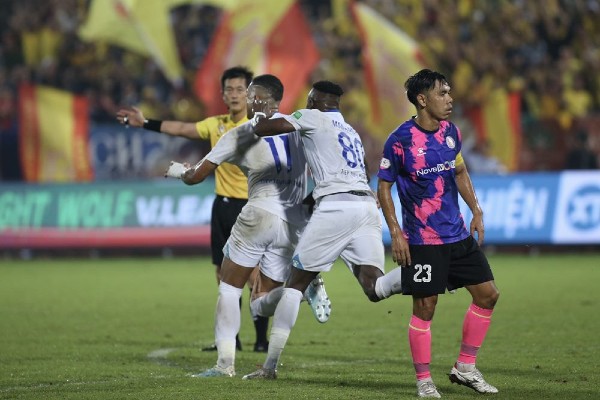 Tiền đạo Rodrigo lập hat-trick giúp Nam Định trụ hạng thành công.