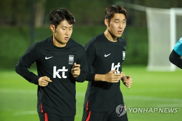 Lee Kang-in (trái) lần đầu dự World Cup. 