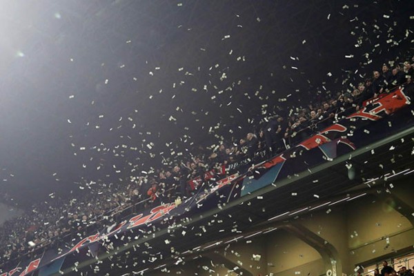 CĐV Milan đón chào Donnarumma bằng cơn mưa tiền