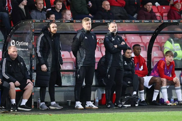 Ryan Giggs xuất hiện ở khu vực chỉ đạo của Salford hôm thứ Bảy tuần trước