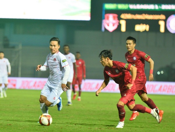 Khánh Hoà (áo đỏ) có khởi đầu ấn tượng với bàn mở tỷ số ngay phút thứ 6.