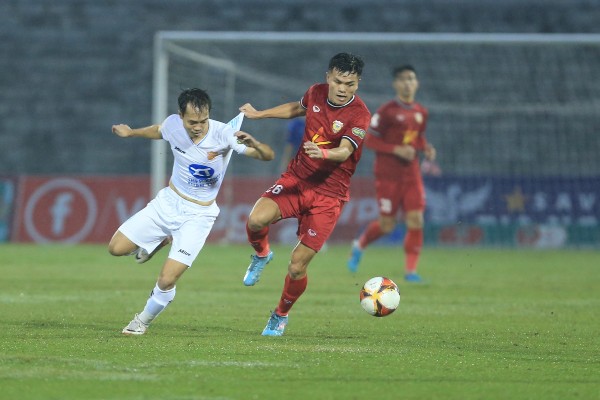 Văn Toàn (trái) ghi bàn thắng đầu tiên ở V.League 2023/24