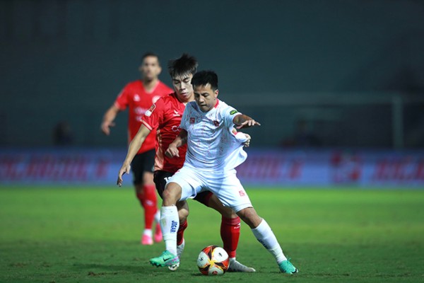 Hữu Sơn ghi bàn thắng ấn định tỳ số 3-1 cho chủ nhà.