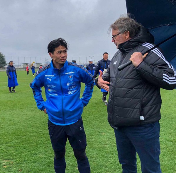 HLV Troussier dự khán một trận đấu ở đội hình B của Công Phượng