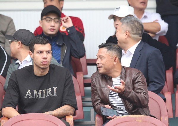 Lucas Alves de Araujo ngồi trên khán đài theo dõi Thép Xanh Nam Định thi đấu giao hữu hôm 6/2.