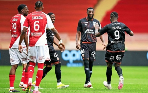 Tiemoue Bakayoko (số 14) ghi bàn trong trận hòa 2-2 giữa Monaco và Lorient tại vòng 26 Ligue 1
