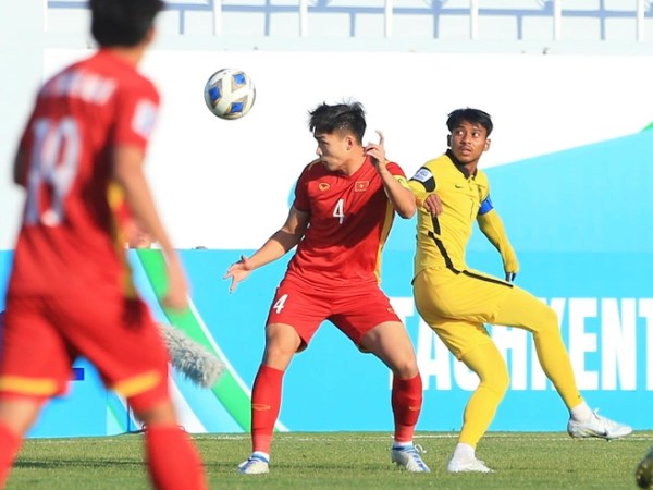 Pha tranh bóng của cầu thủ U23 Việt Nam và U23 Malaysia.
