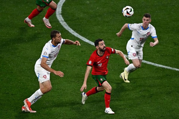 Bernardo Silva thi đấu mờ nhạt ở trận thắng nhọc của Bồ Đào Nha trước CH Séc
