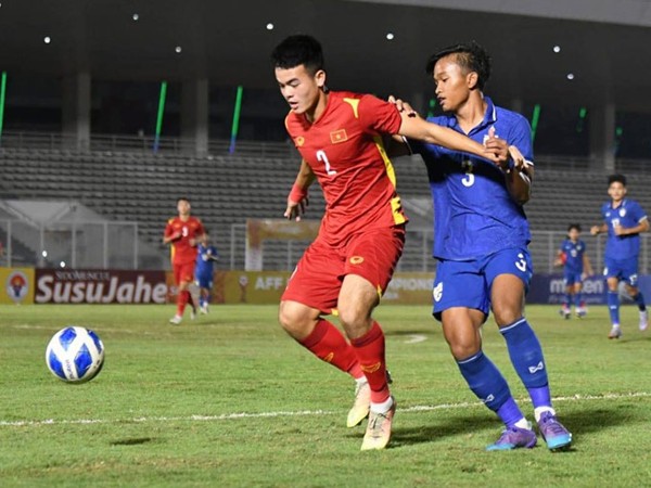 U19 Việt Nam và U19 Thái Lan giằng co nhau trong hiệp 1