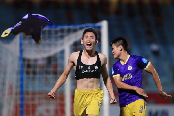 Niềm vui của Hai Long khi nâng tỷ số lên 2-1 cho Hà Nội.