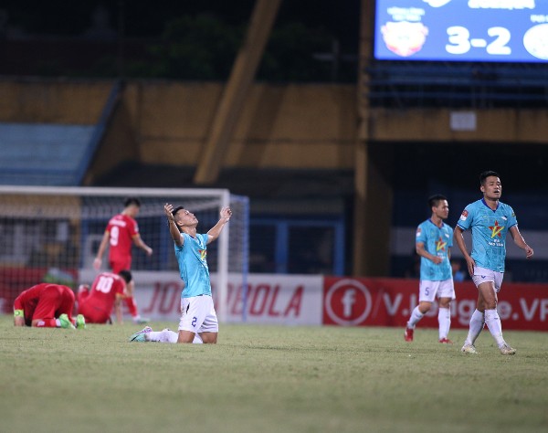 Hà Tĩnh trụ lại V.League