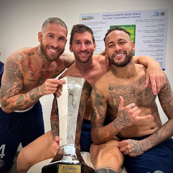 Ramos, Messi và Neymar ăn mừng danh hiệu tiếp theo trong màu áo PSG.