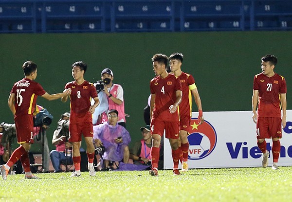 Niềm vui của U19 Việt Nam sau khi ghi bàn.