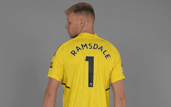 Ramsdale sẽ mang áo số 1 từ mùa này.