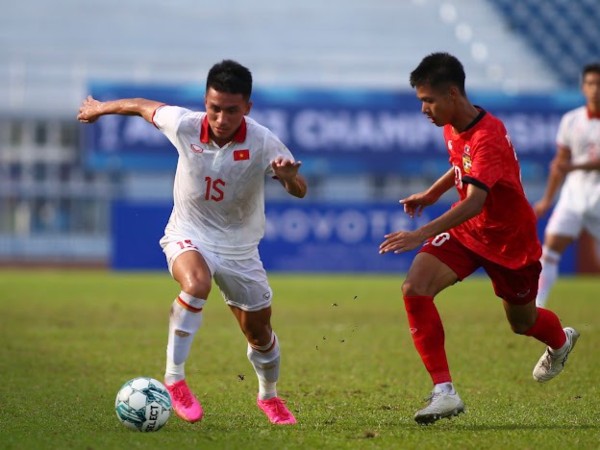 U23 Việt Nam (áo trắng) đã gặp không ít khó khăn trước U23 Lào.