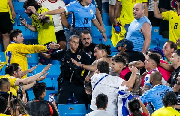 Nunez trả giá vì lao lên khán đài đánh nhau với CĐV Colombia.