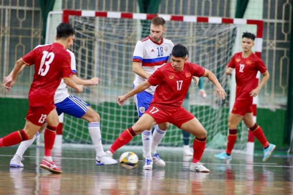 Cầu thủ futsal Việt Nam đi bóng trước ĐT futsal Nga.